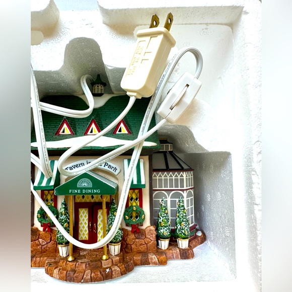 Dept 56 “Tavern in the Park Restaurant” Retired 2004, Excellent Condition, NWOT - Picture 4 of 5